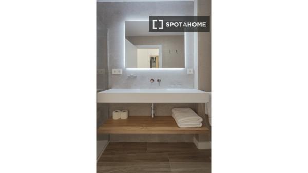 Se alquila piso de 2 habitaciones en Sevilla.