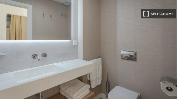 Se alquila piso de 2 habitaciones en Sevilla.