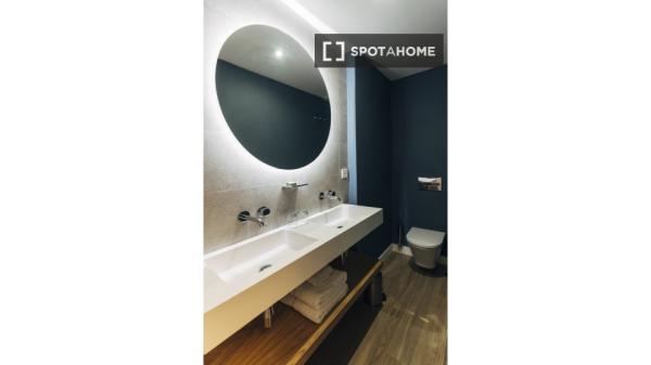 Se alquila piso de 2 habitaciones en Sevilla.