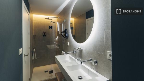 Se alquila piso de 2 habitaciones en Sevilla.