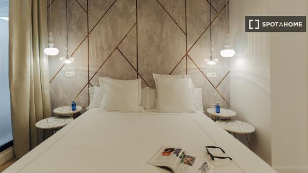 Se alquila piso de 2 habitaciones en Sevilla.