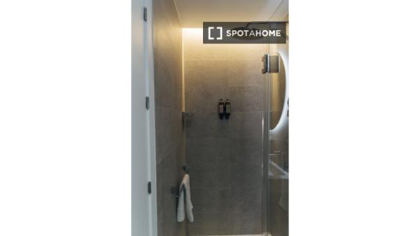 Se alquila piso de 2 habitaciones en Sevilla.