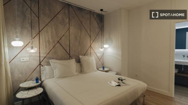 Se alquila piso de 2 habitaciones en Sevilla.