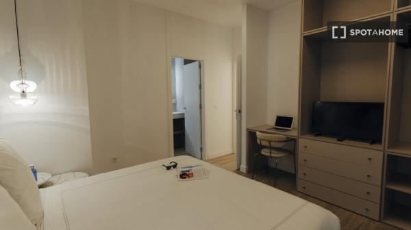 Se alquila piso de 2 habitaciones en Sevilla.