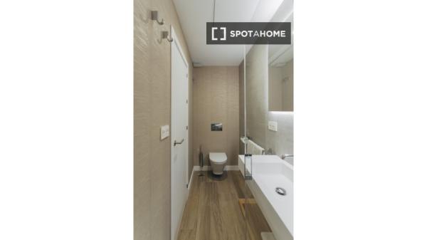 Se alquila piso de 2 habitaciones en Sevilla.