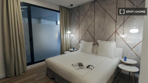 Se alquila piso de 2 habitaciones en Sevilla.