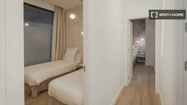 Se alquila piso de 2 habitaciones en Sevilla.