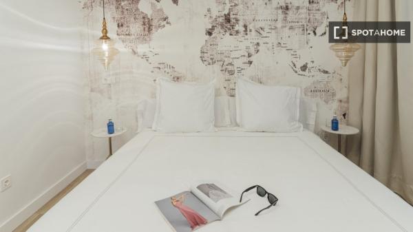 Se alquila piso de 2 habitaciones en Sevilla.