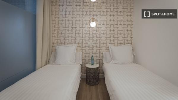 Se alquila piso de 2 habitaciones en Sevilla.