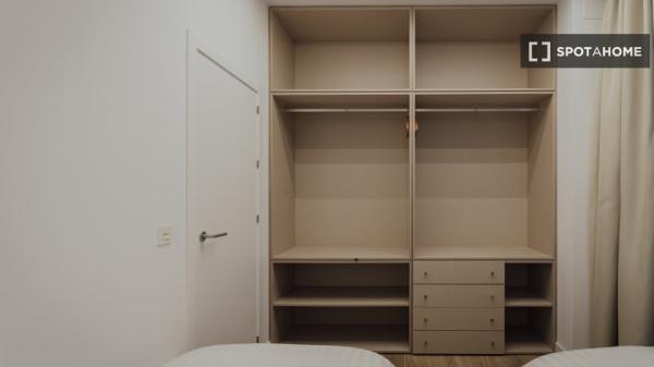 Se alquila piso de 2 habitaciones en Sevilla.