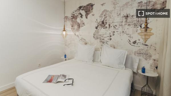 Se alquila piso de 2 habitaciones en Sevilla.