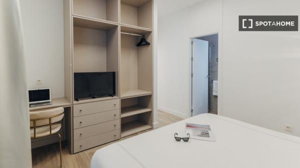 Se alquila piso de 2 habitaciones en Sevilla.