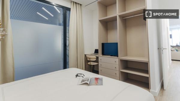 Se alquila piso de 2 habitaciones en Sevilla.