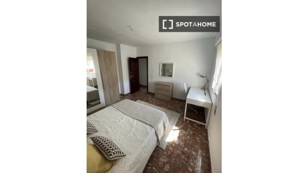 Se alquila habitación en piso de 4 habitaciones en Málaga