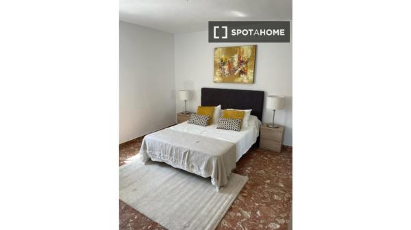 Se alquila habitación en piso de 4 habitaciones en Málaga