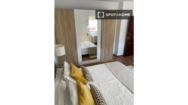 Se alquila habitación en piso de 4 habitaciones en Málaga