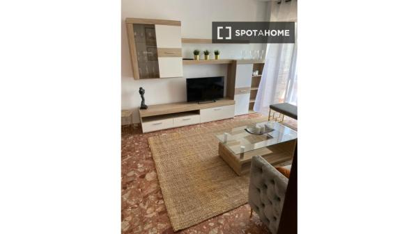 Se alquila habitación en piso de 4 habitaciones en Málaga