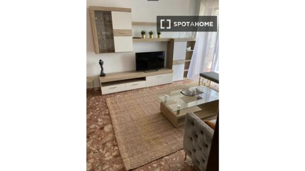 Se alquila habitación en piso de 4 habitaciones en Málaga