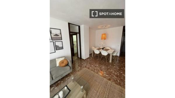 Se alquila habitación en piso de 4 habitaciones en Málaga