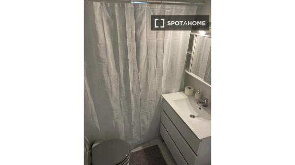 Se alquila habitación en piso de 4 habitaciones en Málaga