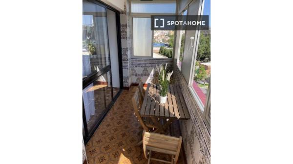 Se alquila habitación en piso de 4 habitaciones en Málaga