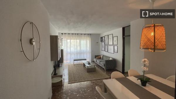 Se alquila habitación en piso de 4 habitaciones en Málaga