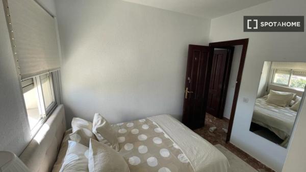 Se alquila habitación en piso de 4 habitaciones en Málaga