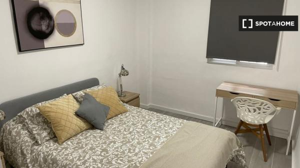 Se alquila habitación en piso de 4 dormitorios en Segalerva, Málaga