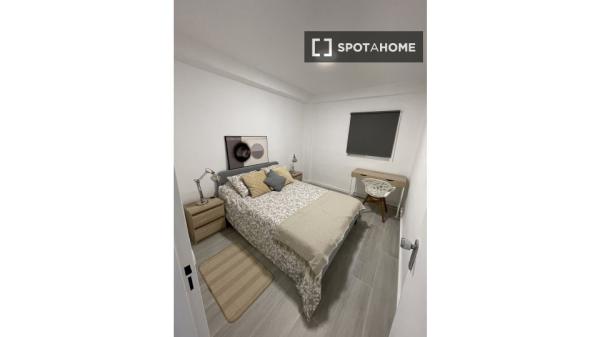Se alquila habitación en piso de 4 dormitorios en Segalerva, Málaga