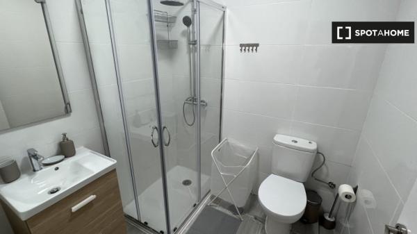 Se alquila habitación en piso de 4 dormitorios en Segalerva, Málaga