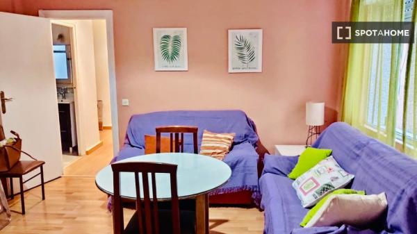 Se alquila habitación en piso de 3 dormitorios en Granada