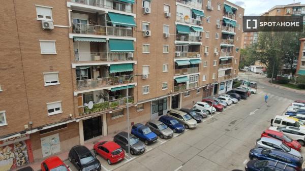 Se alquila habitación en piso de 3 habitaciones en Alcalá De Henares