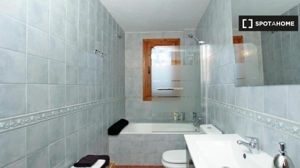 Cama en alquiler en habitación compartida en Bellaterra, Barcelona