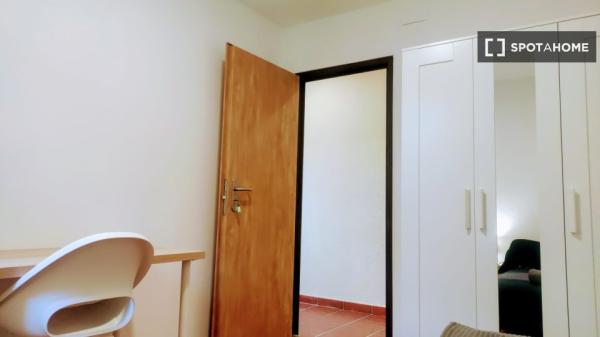Cama en alquiler en habitación compartida en Bellaterra, Barcelona