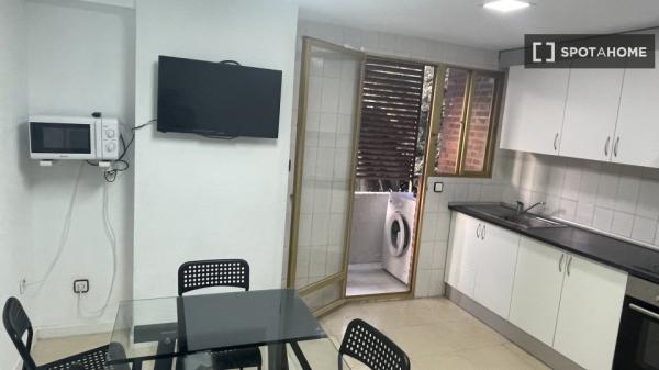 Alquiler de habitaciones en piso de 4 habitaciones en Alicante