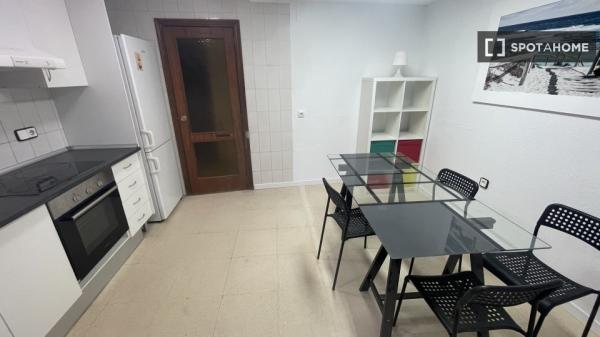 Alquiler de habitaciones en piso de 4 habitaciones en Alicante