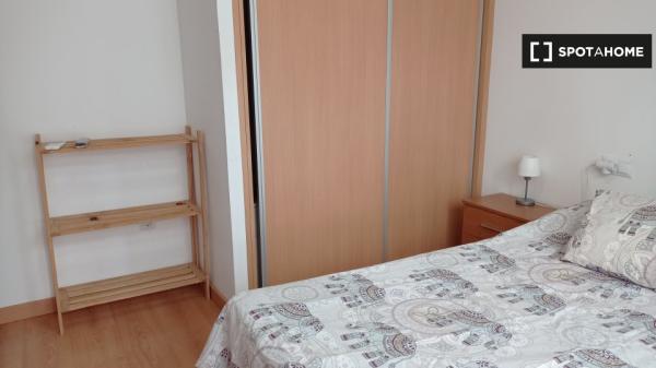 Se alquila habitación en piso de 5 habitaciones en Centro, Alicante