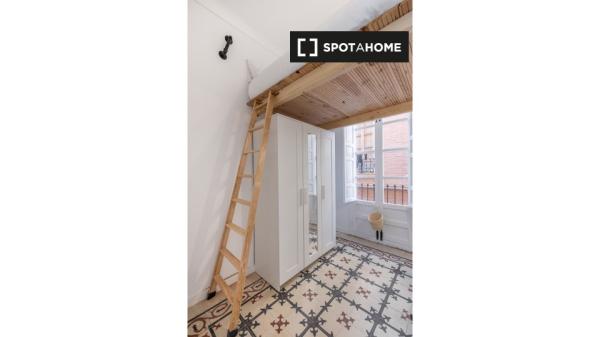 Se alquila habitación en piso de 8 habitaciones en Granada