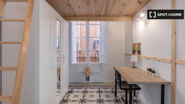 Se alquila habitación en piso de 8 habitaciones en Granada