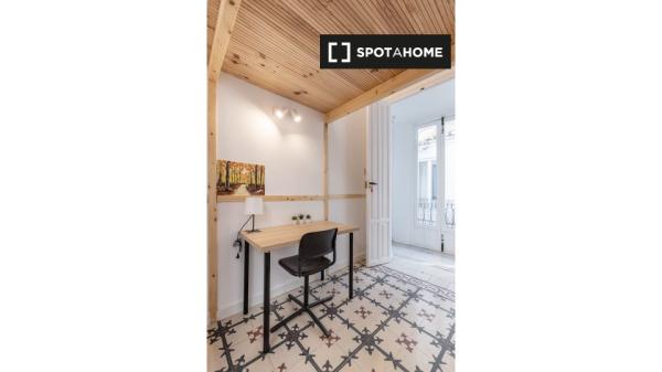 Se alquila habitación en piso de 8 habitaciones en Granada