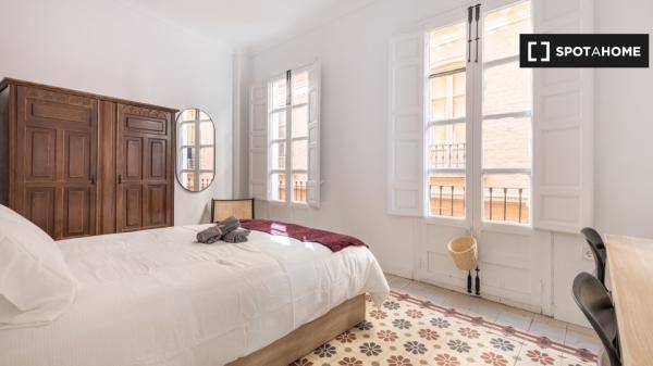 Se alquila habitación en piso de 8 habitaciones en Granada