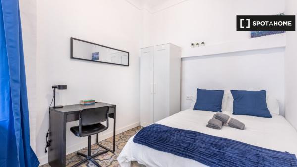 Se alquila habitación en piso de 8 habitaciones en Granada