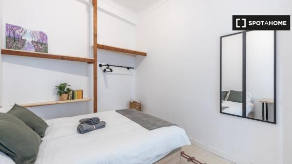 Se alquila habitación en piso de 8 habitaciones en Granada