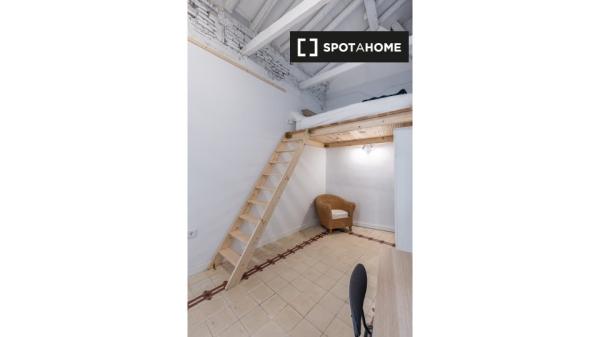 Se alquila habitación en piso de 8 habitaciones en Granada