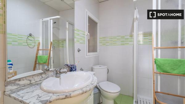 Se alquila habitación en piso de 8 habitaciones en Granada