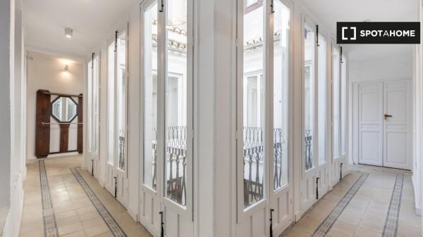 Se alquila habitación en piso de 8 habitaciones en Granada