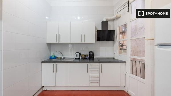 Se alquila habitación en piso de 8 habitaciones en Granada