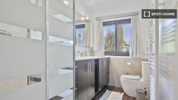 Pokój do wynajęcia w domu z 3 sypialniami w Barcelonie