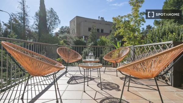 Pokój do wynajęcia w domu z 3 sypialniami w Barcelonie