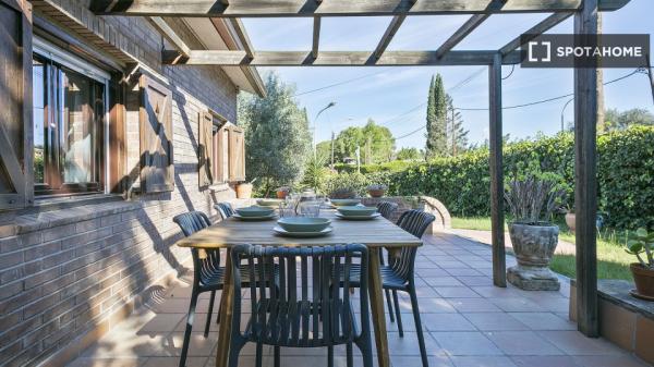 Pokój do wynajęcia w domu z 3 sypialniami w Barcelonie